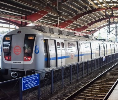 Yeni Delhi, Hindistan, 12 Haziran 2024 - Delhi Metro treni Yeni Delhi, Hindistan, Asya 'daki Jhandewalan metro istasyonuna varıyor.