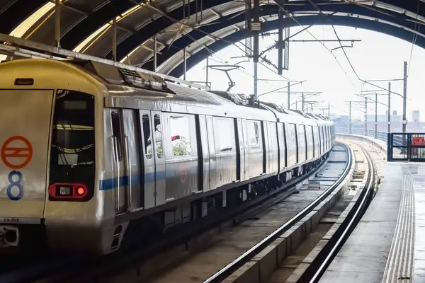 Yeni Delhi, Hindistan, 12 Haziran 2024 - Delhi Metro treni Yeni Delhi, Hindistan, Asya 'daki Jhandewalan metro istasyonuna varıyor.