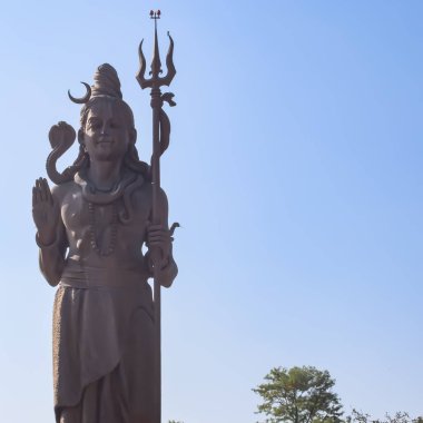 Delhi Havaalanı yakınlarındaki Lord Shiv 'in büyük heykeli Delhi, Hindistan, Lord Shiv ana otoyolda gökyüzüne dokunan büyük heykel, Mahipalpur, Delhi