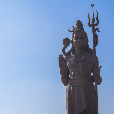 Delhi Havaalanı yakınlarındaki Lord Shiv 'in büyük heykeli Delhi, Hindistan, Lord Shiv ana otoyolda gökyüzüne dokunan büyük heykel, Mahipalpur, Delhi