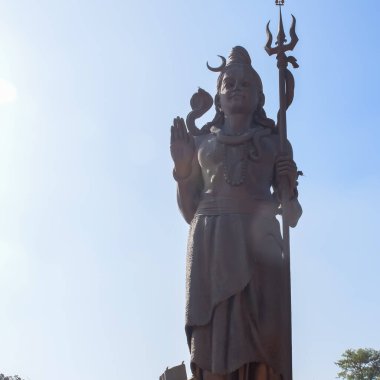 Delhi Havaalanı yakınlarındaki Lord Shiv 'in büyük heykeli Delhi, Hindistan, Lord Shiv ana otoyolda gökyüzüne dokunan büyük heykel, Mahipalpur, Delhi