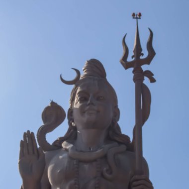 Delhi Havaalanı yakınlarındaki Lord Shiv 'in büyük heykeli Delhi, Hindistan, Lord Shiv ana otoyolda gökyüzüne dokunan büyük heykel, Mahipalpur, Delhi