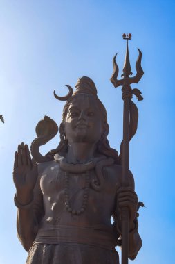 Delhi Havaalanı yakınlarındaki Lord Shiv 'in büyük heykeli Delhi, Hindistan, Lord Shiv ana otoyolda gökyüzüne dokunan büyük heykel, Mahipalpur, Delhi
