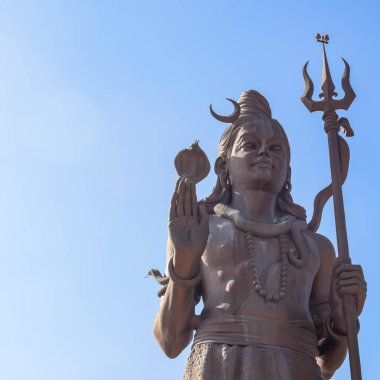 Delhi Havaalanı yakınlarındaki Lord Shiv 'in büyük heykeli Delhi, Hindistan, Lord Shiv ana otoyolda gökyüzüne dokunan büyük heykel, Mahipalpur, Delhi