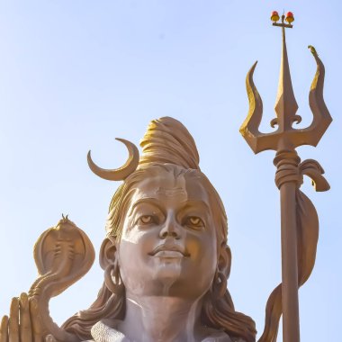 Delhi Havaalanı yakınlarındaki Lord Shiv 'in büyük heykeli Delhi, Hindistan, Lord Shiv ana otoyolda gökyüzüne dokunan büyük heykel, Mahipalpur, Delhi