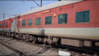 Delhi, Hindistan, Haziran 09 2024 - Anand Vihar tren istasyonundan kalkan Hint ekspres treni, Delhi tren istasyonunda Renkli Ekspres tren