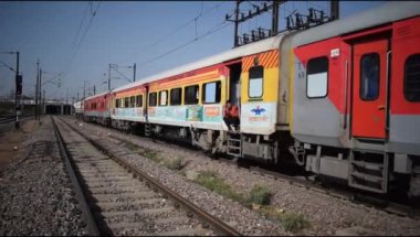 Delhi, Hindistan, Haziran 09 2024 - Anand Vihar tren istasyonundan kalkan Hint ekspres treni, Delhi tren istasyonunda Renkli Ekspres tren