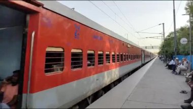 Delhi, Hindistan, Haziran 09 2024 - Anand Vihar tren istasyonundan kalkan Hint ekspres treni, Delhi tren istasyonunda Renkli Ekspres tren