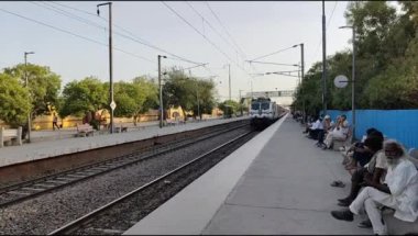 Delhi, Hindistan, Haziran 09 2024 - Anand Vihar tren istasyonundan kalkan Hint ekspres treni, Delhi tren istasyonunda Renkli Ekspres tren