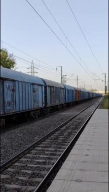 Delhi, Hindistan, Haziran 09 2024 - Anand Vihar tren istasyonundan kalkan Hint ekspres treni, Delhi tren istasyonunda Renkli Ekspres tren