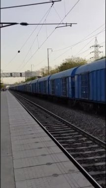 Delhi, Hindistan, Haziran 09 2024 - Anand Vihar tren istasyonundan kalkan Hint ekspres treni, Delhi tren istasyonunda Renkli Ekspres tren