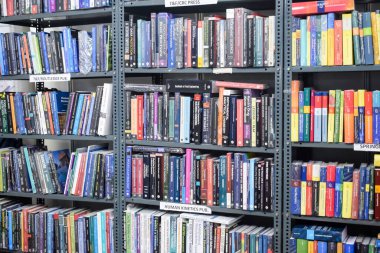 Yeni Delhi, Hindistan, 17 Şubat 2024 - Delhi Uluslararası Kitap Fuarı 'ndaki bir kitapçıda raflarda bulunan çeşitli kitaplar, Bharat Mandapam Kompleksi' ndeki Yıllık Kitap Fuarı 'nda sergilenen kitaplar