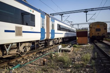 Delhi, Hindistan, Haziran 09 2024 - Vande Bharat Ekspres treni Delhi 'den Anand Vihar tren istasyonundan Dehradun' a gidiyor, Vande Bharat Hindistan 'ın en hızlı treni