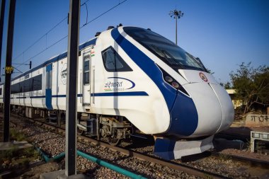Delhi, Hindistan, Haziran 09 2024 - Vande Bharat Ekspres treni Delhi 'den Anand Vihar tren istasyonundan Dehradun' a gidiyor, Vande Bharat Hindistan 'ın en hızlı treni