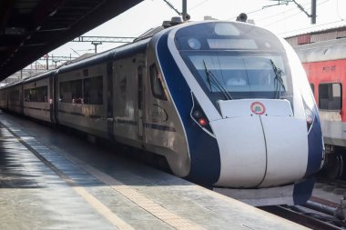 Delhi, Hindistan, Haziran 09 2024 - Vande Bharat Ekspres treni Delhi 'den Anand Vihar tren istasyonundan Dehradun' a gidiyor, Vande Bharat Hindistan 'ın en hızlı treni