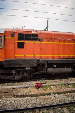Amritsar, Hindistan, 3 Haziran 2024 - Amritsar tren istasyonunda gündüz vakti Hint elektrikli lokomotif motoru, Amritsar Shatabdi elektrikli lokomotif motoru