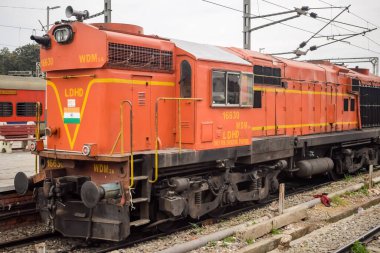 Amritsar, Hindistan, 3 Haziran 2024 - Amritsar tren istasyonunda gündüz vakti Hint elektrikli lokomotif motoru, Amritsar Shatabdi elektrikli lokomotif motoru