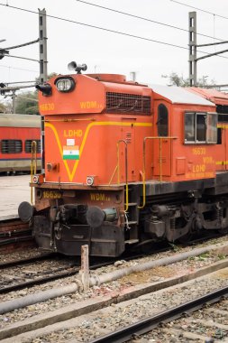 Amritsar, Hindistan, 3 Haziran 2024 - Amritsar tren istasyonunda gündüz vakti Hint elektrikli lokomotif motoru, Amritsar Shatabdi elektrikli lokomotif motoru