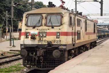Amritsar, Hindistan, 3 Haziran 2024 - Amritsar tren istasyonunda gündüz vakti Hint elektrikli lokomotif motoru, Amritsar Shatabdi elektrikli lokomotif motoru
