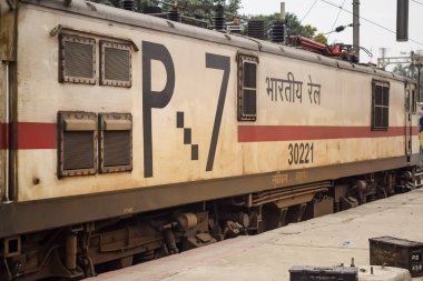 Amritsar, Hindistan, 3 Haziran 2024 - Amritsar tren istasyonunda gündüz vakti Hint elektrikli lokomotif motoru, Amritsar Shatabdi elektrikli lokomotif motoru