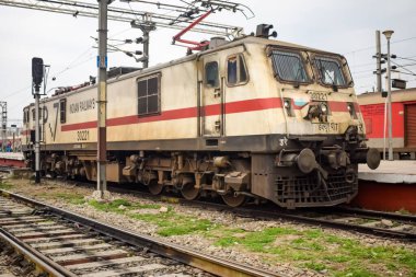 Amritsar, Hindistan, 3 Haziran 2024 - Amritsar tren istasyonunda gündüz vakti Hint elektrikli lokomotif motoru, Amritsar Shatabdi elektrikli lokomotif motoru