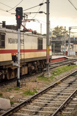 Amritsar, Hindistan, 3 Haziran 2024 - Amritsar tren istasyonunda gündüz vakti Hint elektrikli lokomotif motoru, Amritsar Shatabdi elektrikli lokomotif motoru