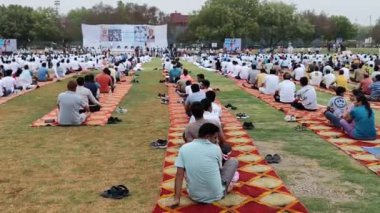 Yeni Delhi, Hindistan, 21 Haziran 2024 - Uluslararası Yoga Günü 'nde Delhi' deki Yamuna Spor Kompleksi 'nde grup Yoga egzersiz oturumu, kriket stadyumunda yoga sınıfına katılan büyük bir grup yetişkin
