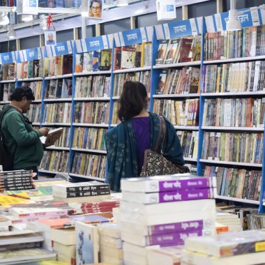 Delhi, Hindistan, 17 Şubat 2024 - Çeşitli yaş gruplarından insanlar Delhi Uluslararası Kitap Fuarı 'ndaki bir kitapçıda çeşitli kitaplar okuyor, Bharat Mandapam kompleksindeki Yıllık Kitap Fuarı' nda kitaplar