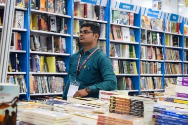 Delhi, Hindistan, 17 Şubat 2024 - Çeşitli yaş gruplarından insanlar Delhi Uluslararası Kitap Fuarı 'ndaki bir kitapçıda çeşitli kitaplar okuyor, Bharat Mandapam kompleksindeki Yıllık Kitap Fuarı' nda kitaplar