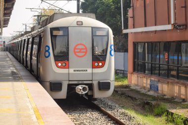 Yeni Delhi, Hindistan, 12 Haziran 2024 - Delhi Metro treni Yeni Delhi, Hindistan, Asya 'daki Jhandewalan metro istasyonuna varıyor.