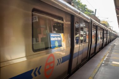 Yeni Delhi, Hindistan, 12 Haziran 2024 - Delhi Metro treni Yeni Delhi, Hindistan, Asya 'daki Jhandewalan metro istasyonuna varıyor.