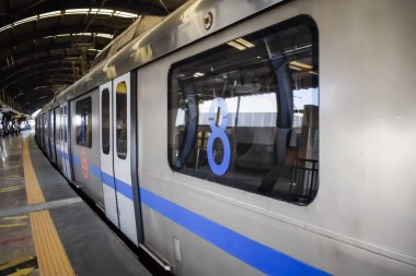 Yeni Delhi, Hindistan, 12 Haziran 2024 - Delhi Metro treni Yeni Delhi, Hindistan, Asya 'daki Jhandewalan metro istasyonuna varıyor.