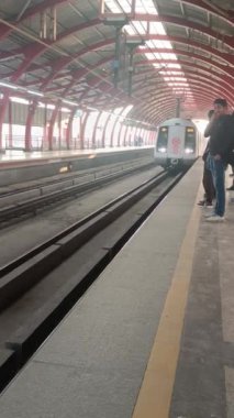 Yeni Delhi, Hindistan, 12 Haziran 2024 - Delhi Metro treni Yeni Delhi, Hindistan, Asya 'daki Jhandewalan metro istasyonuna varıyor.