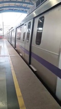 Yeni Delhi, Hindistan, 12 Haziran 2024 - Delhi Metro treni Yeni Delhi, Hindistan, Asya 'daki Jhandewalan metro istasyonuna varıyor.