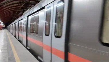 Yeni Delhi, Hindistan, 12 Haziran 2024 - Delhi Metro treni Yeni Delhi, Hindistan, Asya 'daki Jhandewalan metro istasyonuna varıyor.