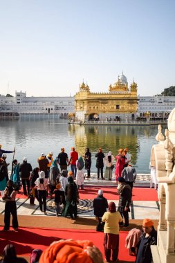 Amritsar, Hindistan - 20 Haziran 2024 - Amritsar, Punjab, Hindistan 'daki Altın Tapınak' ta (Harmandir Sahib) tanımlanamayan dindarlar