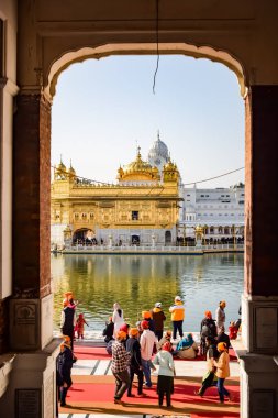 Amritsar, Hindistan - 20 Haziran 2024 - Amritsar, Punjab, Hindistan 'daki Altın Tapınak' ta (Harmandir Sahib) tanımlanamayan dindarlar