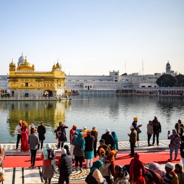 Amritsar, Hindistan - 20 Haziran 2024 - Amritsar, Punjab, Hindistan 'daki Altın Tapınak' ta (Harmandir Sahib) tanımlanamayan dindarlar
