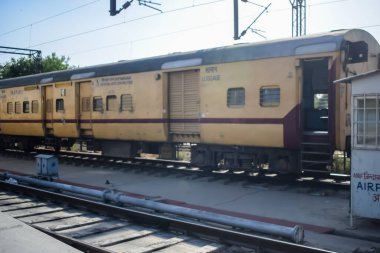 Delhi, Hindistan, Haziran 09 2024 - Anand Vihar tren istasyonundan kalkan Hint ekspres treni, Delhi tren istasyonunda Renkli Ekspres tren