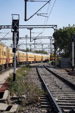 Delhi, Hindistan, Haziran 09 2024 - Anand Vihar tren istasyonundan kalkan Hint ekspres treni, Delhi tren istasyonunda Renkli Ekspres tren