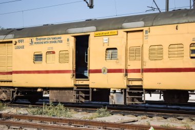 Delhi, Hindistan, Haziran 09 2024 - Anand Vihar tren istasyonundan kalkan Hint ekspres treni, Delhi tren istasyonunda Renkli Ekspres tren