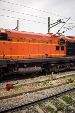 Amritsar, Hindistan, 3 Haziran 2024 - Amritsar tren istasyonunda gündüz vakti Hint elektrikli lokomotif motoru, Amritsar Shatabdi elektrikli lokomotif motoru