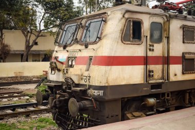 Amritsar, Hindistan, 3 Haziran 2024 - Amritsar tren istasyonunda gündüz vakti Hint elektrikli lokomotif motoru, Amritsar Shatabdi elektrikli lokomotif motoru