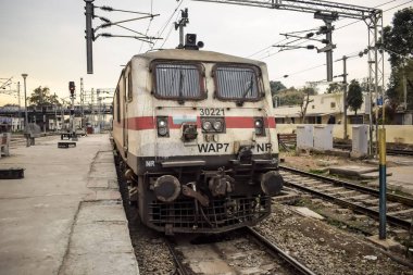 Amritsar, Hindistan, 3 Haziran 2024 - Amritsar tren istasyonunda gündüz vakti Hint elektrikli lokomotif motoru, Amritsar Shatabdi elektrikli lokomotif motoru