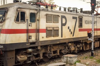 Amritsar, Hindistan, 3 Haziran 2024 - Amritsar tren istasyonunda gündüz vakti Hint elektrikli lokomotif motoru, Amritsar Shatabdi elektrikli lokomotif motoru