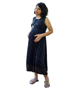 Hamile bir Hintli kadın hamilelik çekimi için poz veriyor ve elleri beyaz arka planda, Hintli hamile kadın elini karnının üstüne koyuyor.