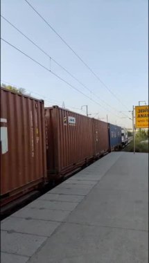 Delhi, Hindistan, Haziran 09 2024 - Anand Vihar tren istasyonundan kalkan Hint ekspres treni, Delhi tren istasyonunda Renkli Ekspres tren