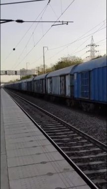 Delhi, Hindistan, Haziran 09 2024 - Anand Vihar tren istasyonundan kalkan Hint ekspres treni, Delhi tren istasyonunda Renkli Ekspres tren