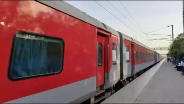 Delhi, Hindistan, Haziran 09 2024 - Anand Vihar tren istasyonundan kalkan Hint ekspres treni, Delhi tren istasyonunda Renkli Ekspres tren