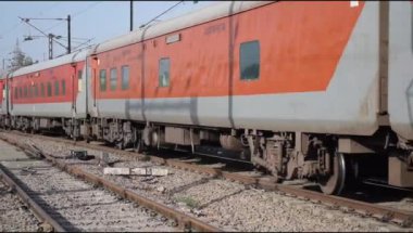 Delhi, Hindistan, Haziran 09 2024 - Anand Vihar tren istasyonundan kalkan Hint ekspres treni, Delhi tren istasyonunda Renkli Ekspres tren